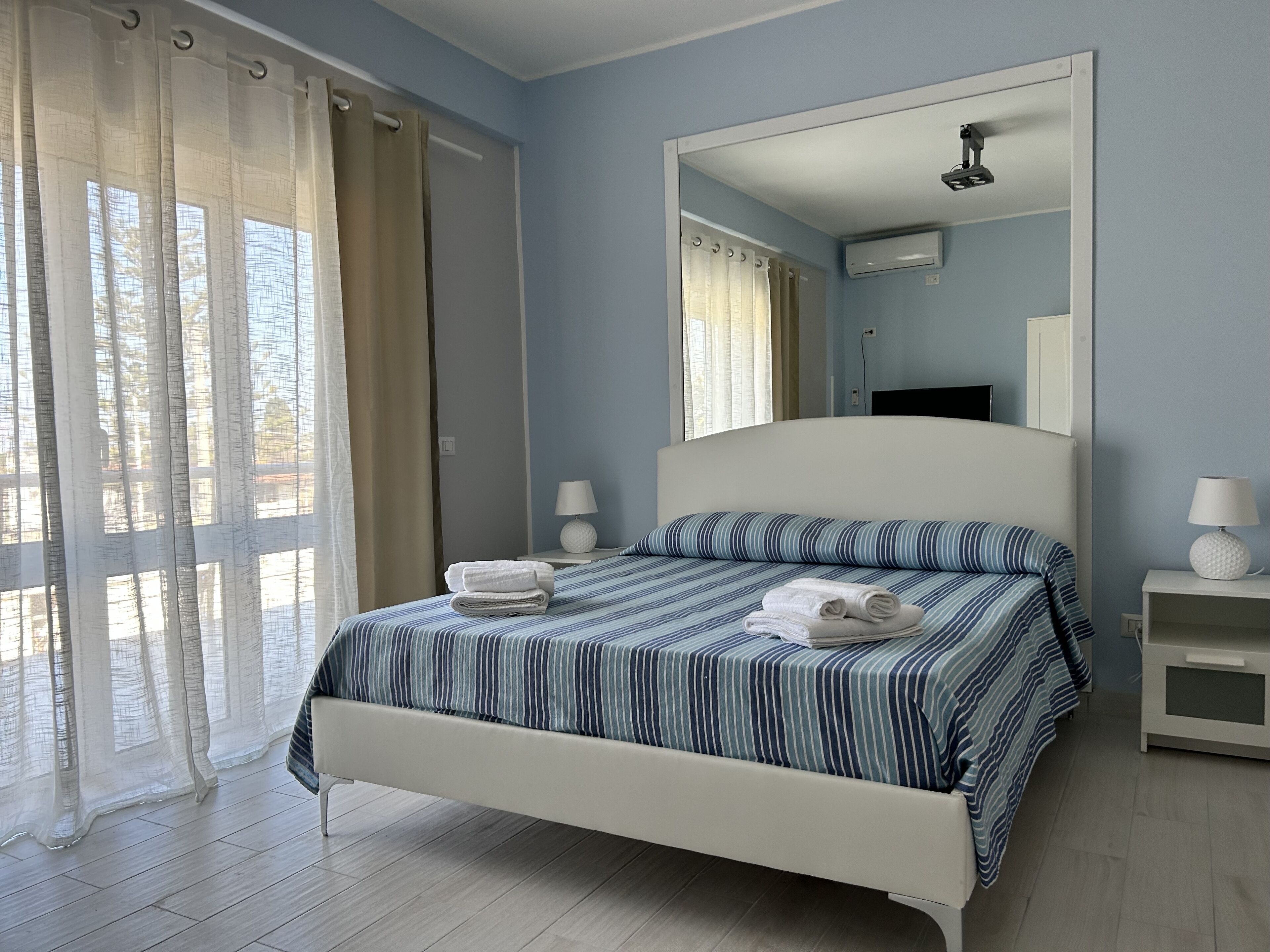 6 chambres, fer et planche à repasser, lit parapluie, Wi-Fi