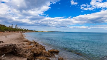 Nära stranden och solstolar