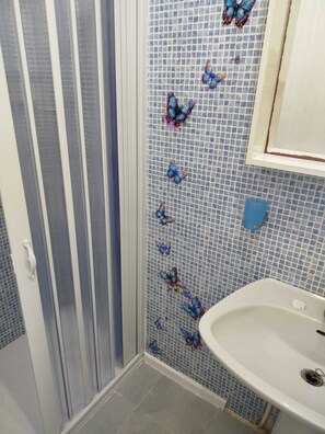 Shower, hair dryer, bidet, towels - Blue Villa - Marine protected area of Plemmirio (Punta Milocca)