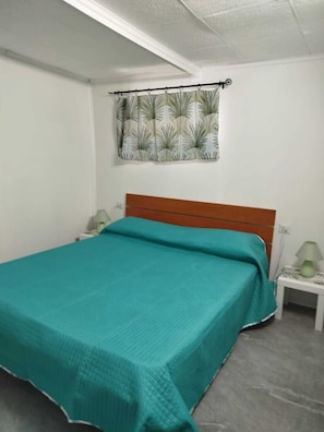 2 habitaciones, tabla de planchar con plancha y cuna de viaje 