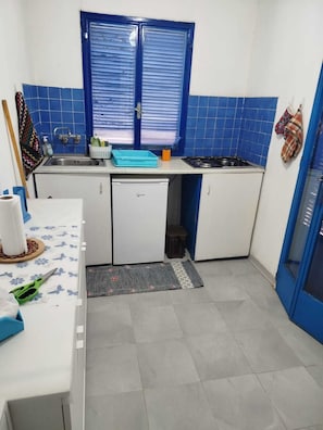 Refrigerador, horno, parrilla de estufa y cafetera y tetera 