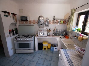 Køleskab, mikrobølgeovn, ovn, kogeplade