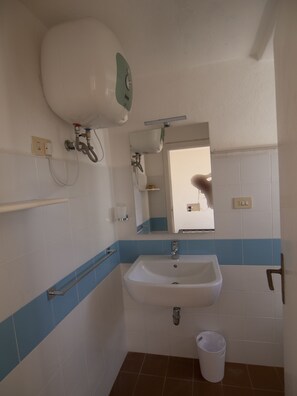 Bruser, hårtørrer, bidet, håndklæder