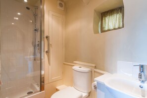 Hair dryer, towels, soap, toilet paper - Tin mine riverside retreat, log fires, views, wildlife, ruins, pet-friendly (Calstock)