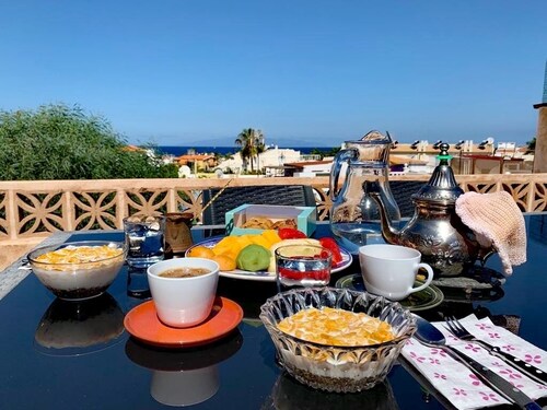 Property with sea views, huge terrace, 5 min walk to the beach