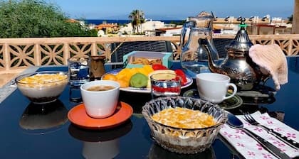 Property with sea views, huge terrace, 5 min walk to the beach