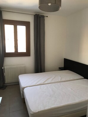 2 slaapkamers, een strijkplank/strijkijzer