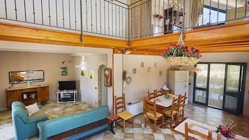 Smart-TV, DVD-Player, Tischfußball, Bücher