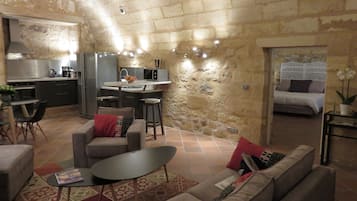 Una televisión, libros, una biblioteca de música, un reproductor estéreo