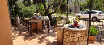 Rustic house with lots of charm near mountain, private pool.