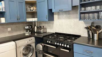 Køleskab, mikrobølgeovn, ovn, kogeplade