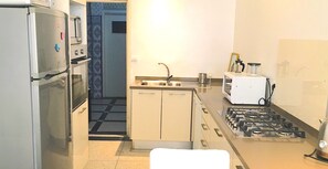 Kjøleskap, mikrobølgeovn, ovn og kokeplater