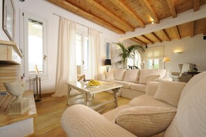 Smart-TV, Kamin, DVD-Player, Bücher