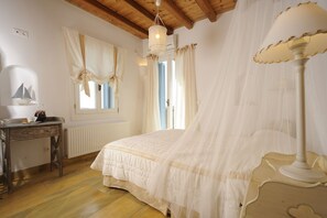 4 bedrooms, in-room safe, desk, iron/ironing board - Aegean Majesty: Villa Helias – 4 Bedroom Getaway, Private pool, Gym (Kato Fellos)