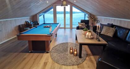 Gran casa familiar junto al mar. Nueva cabaña moderna con excelentes instalaciones.
