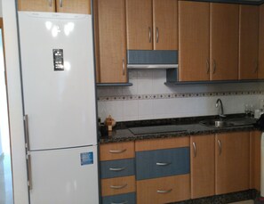 Kühlschrank, Mikrowelle, Herdplatte, Wasserkocher mit Kaffee-/Teezubehör