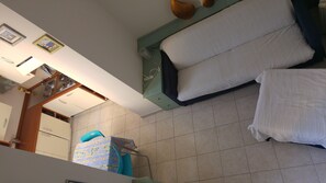 2 makuuhuonetta, silitysrauta/-lauta, vuodevaatteet