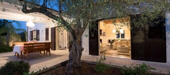 Villa uima-allas, jota ympäröi rauhallinen maaseutu Modica