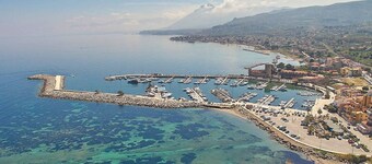 スイミングプール付きのヴィラブルーハウス。 空と海の間の楽園