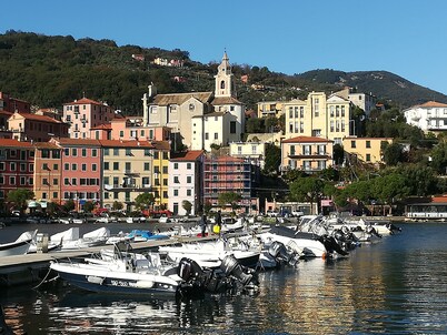 THE SEA IN FRONT. FREE parking.