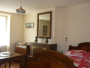 4 chambres, lit de bébé portatif