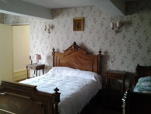 4 bedrooms, travel crib