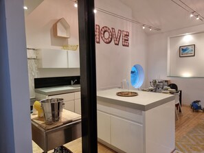 Kjøleskap, mikrobølgeovn, ovn og kokeplater