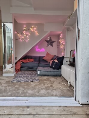 TV, bøker og stereoanlegg