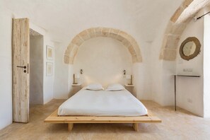 8 slaapkamers, een strijkplank/strijkijzer, internet, beddengoed