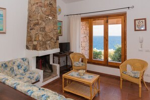 Smart TV, fireplace - Beachfront villa - 300 meters from the sea and from the center of Costa Paradiso (Trinità D'Agultu)