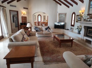 Smart TV, fireplace, DVD player, books - La Manga private villa with large private pool, large garden and stunning views. (Atamaría)