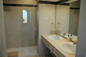 Ensemble douche/baignoire, sèche-cheveux, serviettes fournies, savon