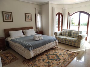 4 室のベッドルーム、アイロン / アイロン台、旅行用ベビーベッド、WiFi (無料)