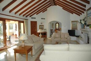 Smart TV, lareira, DVD player, livros