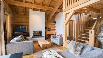 Een televisie, een open haard, een dvd-speler en een stereo