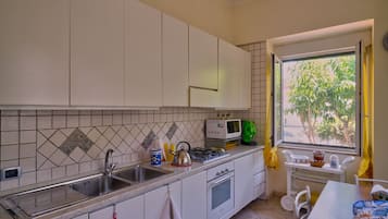 Frigorífico, microondas, horno y placa de cocina