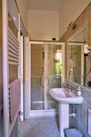 Dusche, Haartrockner, Bidet, Handtücher