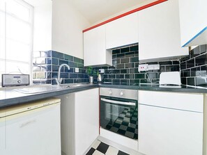 Kühlschrank, Wasserkocher mit Kaffee-/Teezubehör