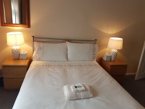 4 bedrooms, iron/ironing board, WiFi, bed sheets