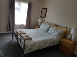 4 bedrooms, iron/ironing board, WiFi, bed sheets