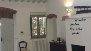 Una habitación con tragaluz, chimenea, ventana y una pared con una cita inspiradora.