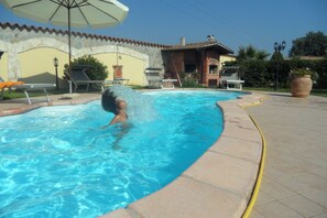 Una piscina al aire libre