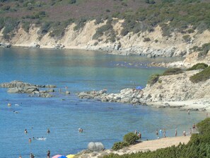 Chaises longues, serviettes de plage