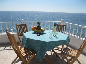 Outdoor dining - Romantic ocean front apartment in a charming fishermen village (Paul do Mar)