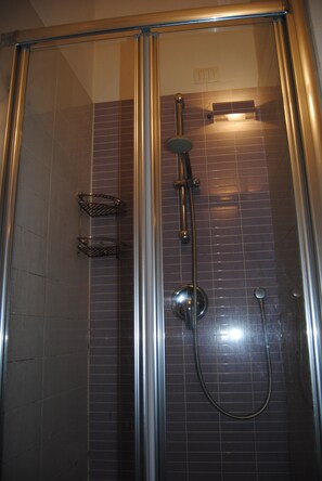 Bruser, hårtørrer, bidet, håndklæder