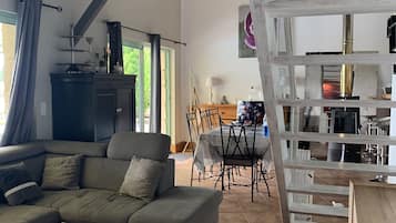 Télévision, table de tennis de table, jouets