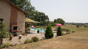 A stone building with a barbecue area, a pool, and a covered patio. - House / Villa - Sainte sabine (Beaumontois En Périgord)