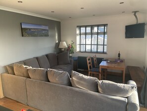 Smart TV - 2 Bedroom Cottage With Open Views To Rear (Stornoway)