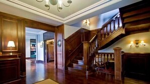 Un magnifique escalier en bois, doté d’une rampe, menant à l’étage supérieur.