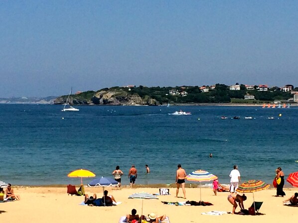 On the beach, beach towels - VILLA T4 1ST FLOOR SEA VIEW EXCEPTIONAL BEACH AND SHOPS ON FOOT 5 MN   (Ciboure)